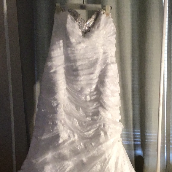 Women’s Lace Wedding Dress NWT, with veil - Picture 2 of 16